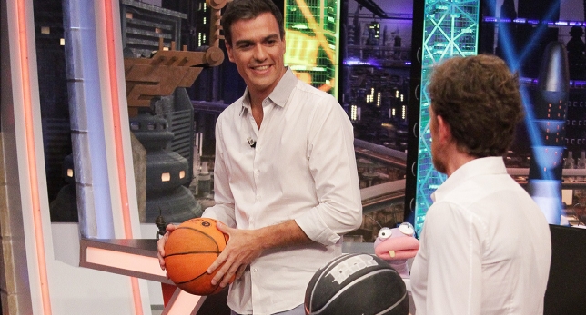 Sánchez jugando al baloncesto.